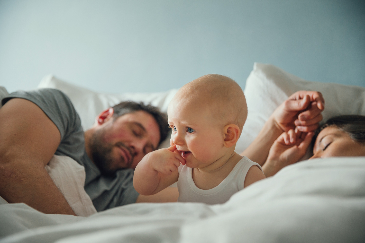 Humana zusammen wachsen Eltern und Baby im Bett