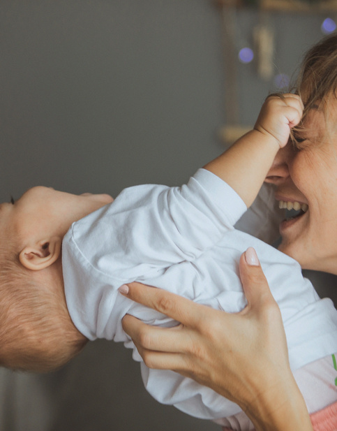 Humana zusammen wachsen Mutter lacht mit Baby 