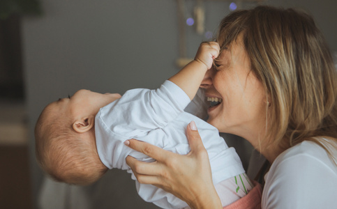 Humana zusammen wachsen Mutter lacht mit Baby 