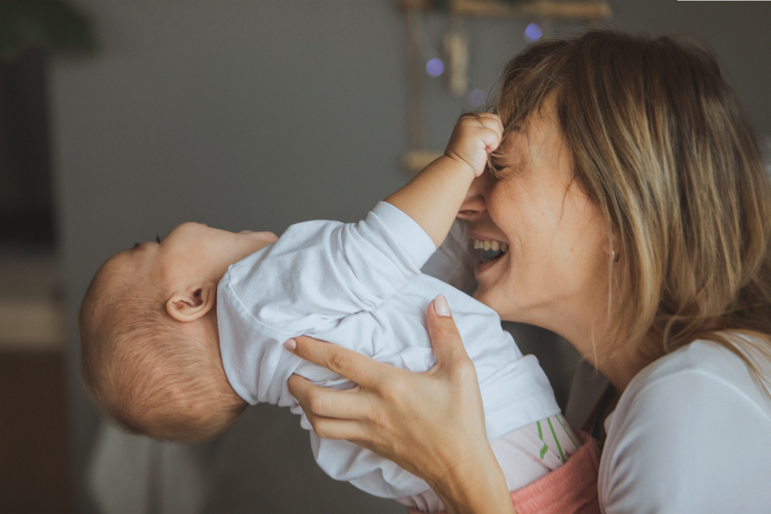 Humana zusammen wachsen Mutter lacht mit Baby 